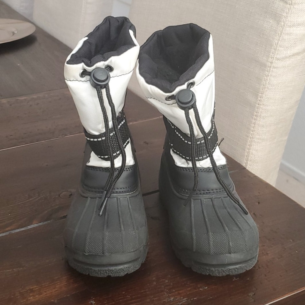 Snow boots